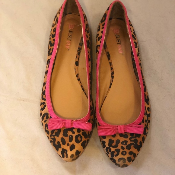 Pointed Toe Cheetah Print Ballet Flats (8) - Picture 2 of 2